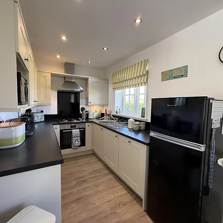 Brigg End View, The Bay, 2 Bedrooms With Ensuites, Balcony With Sea View, Parking, 2 Dogs Welcome *
