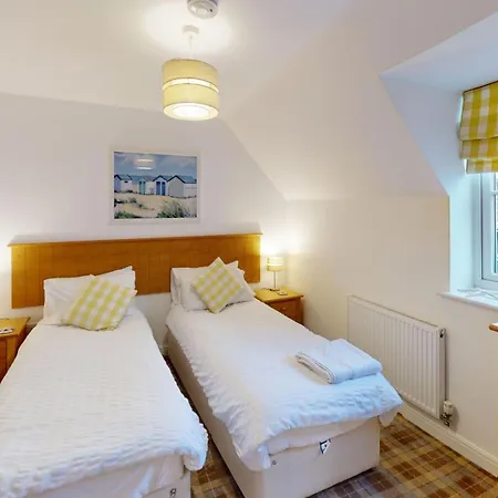 Brigg End View, The Bay, 2 Bedrooms With Ensuites, Balcony With Sea View, Parking, 2 Dogs Welcome * ファイリー