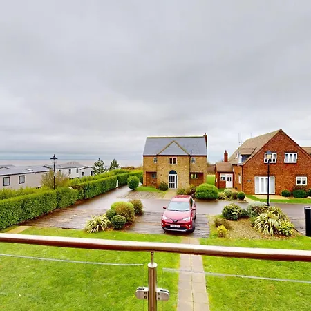 Brigg End View, The Bay, 2 Bedrooms With Ensuites, Balcony With Sea View, Parking, 2 Dogs Welcome * Filey