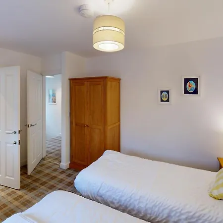 Brigg End View, The Bay, 2 Bedrooms With Ensuites, Balcony With Sea View, Parking, 2 Dogs Welcome *