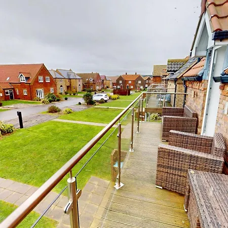 Brigg End View, The Bay, 2 Bedrooms With Ensuites, Balcony With Sea View, Parking, 2 Dogs Welcome Feriehus *
