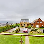 Brigg End View, The Bay, 2 Bedrooms With Ensuites, Balcony With Sea View, Parking, 2 Dogs Welcome * Filey